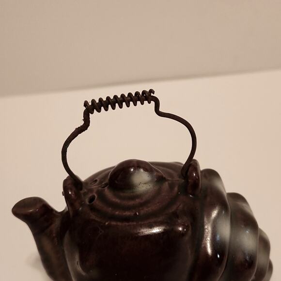 Vintage Conch Shell Salt & Pepper Shakers With Trunk & Metal Carrying Handle - Picture 12 of 13